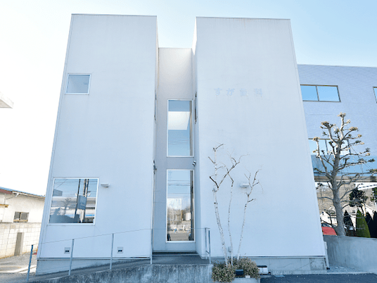 白い建物の外観  