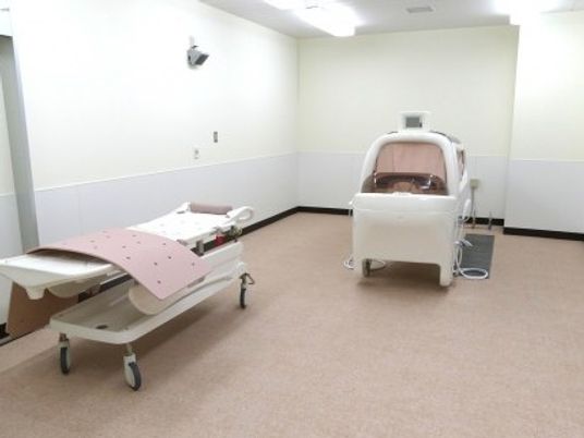 浴室設備が並ぶ部屋  