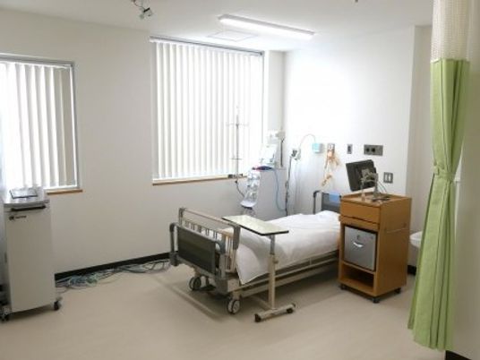明るい居室の病室  