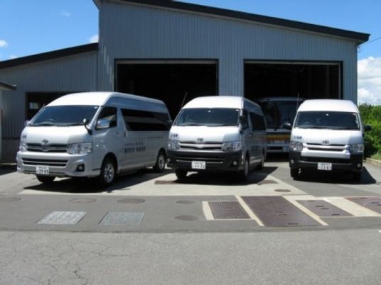 送迎車が並ぶ車庫  