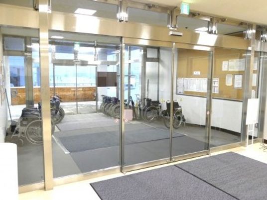 明るい出入口のエントランス  