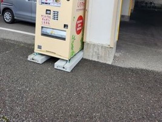 自販機と建物外壁の外観  