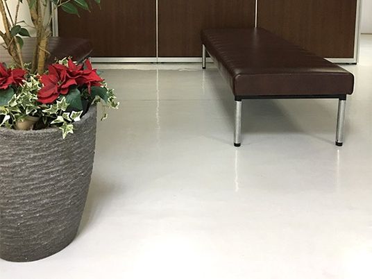 ベンチと鉢植えのロビー  