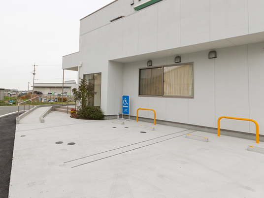 建物前の駐車スペース外観  