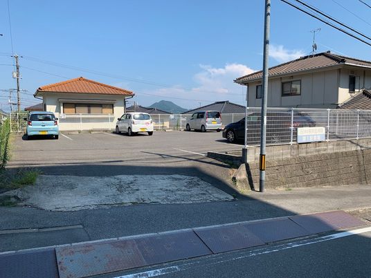 駐車場のある外観  