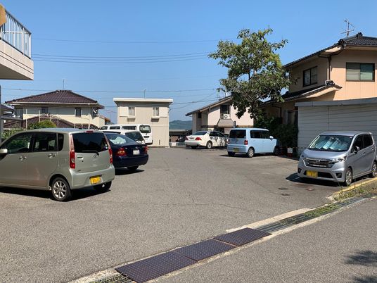 駐車場のある外観  