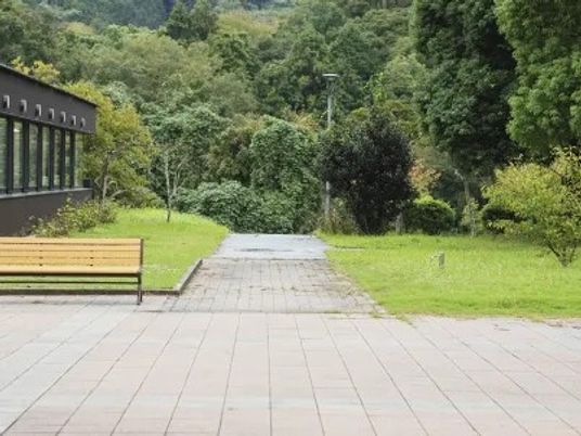 緑に囲まれた庭園  