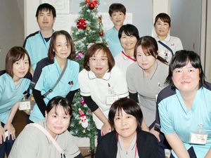 職員集合のクリスマス装飾前  