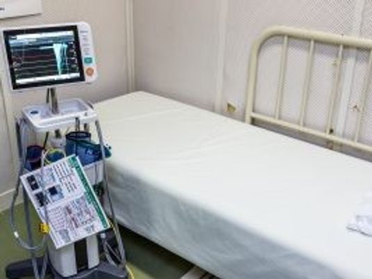 ベッドと医療機器のある居室  