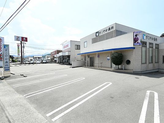 駐車場のある建物外観  