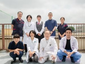 屋外で並ぶ職員  