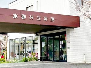 病院の正面入口  