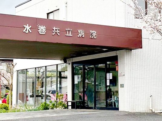 病院の正面入口  
