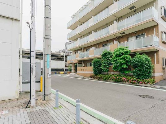 外観の建物と植栽  