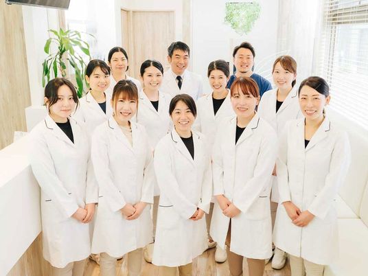 スタッフ集合の明るい室内  