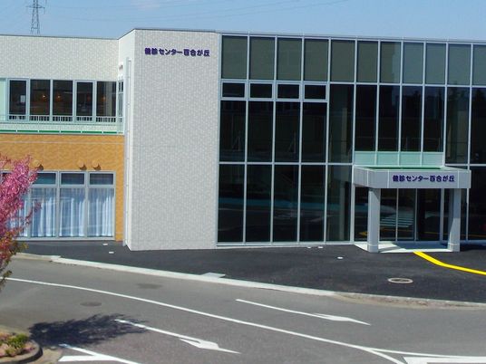 ガラス張りの建物外観  