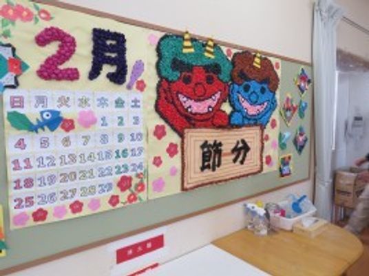 掲示物のある廊下  