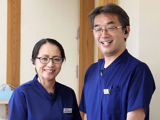 笑顔のスタッフ2人が並ぶ廊下  