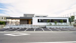 駐車場のある建物外観