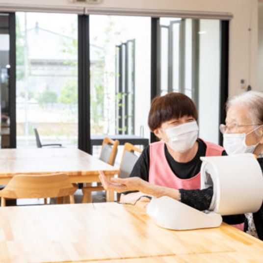健康チェック中のラウンジ