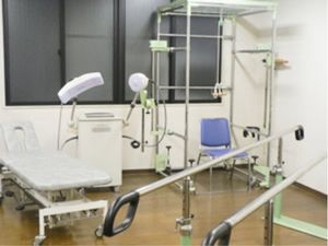 機能訓練室の歩行練習器具  