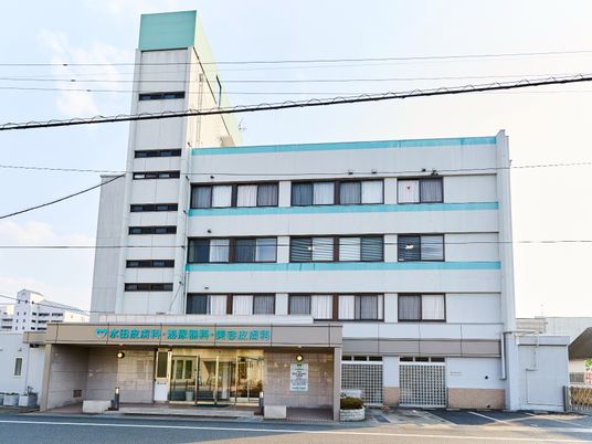 外観と入口が見える建物前  