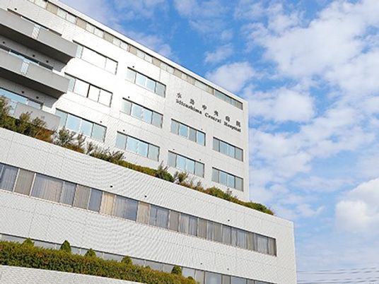 白い建物の外観  