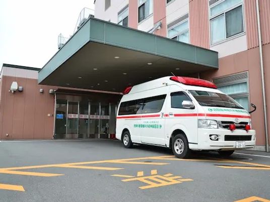 救急車が停まる外観  