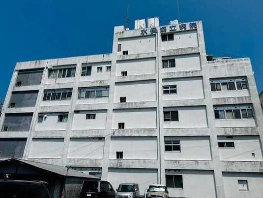 白い建物の外観  