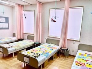 明るい居室のベッド  
