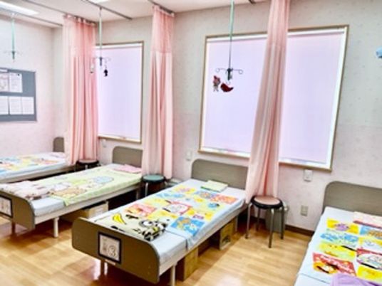 明るい居室のベッド  
