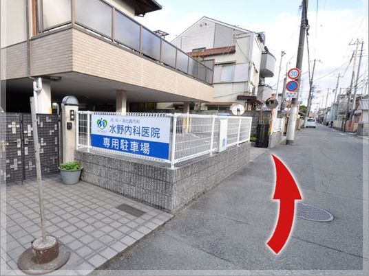 専用駐車場のある外観  