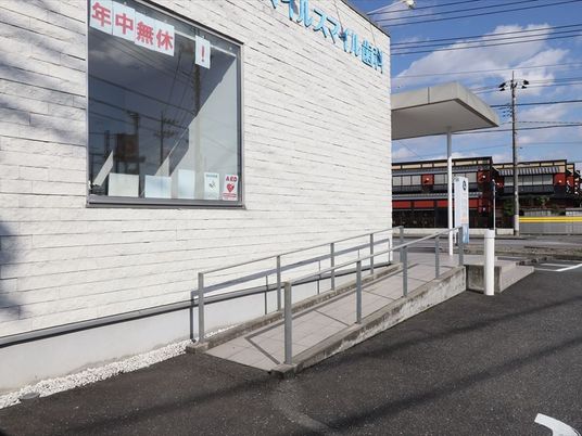 建物外のスロープ  