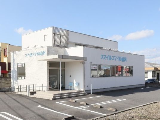 白い外観の建物外観  