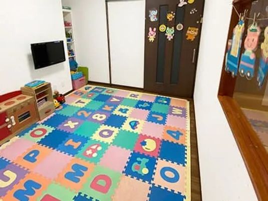 カラフルな床の多目的室  