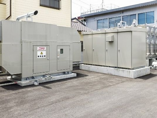 設備が並ぶ外観  