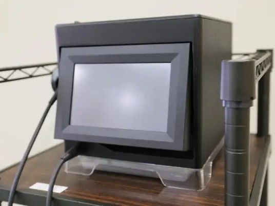 機器設置の机上  