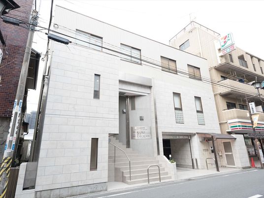 白い外観の建物前