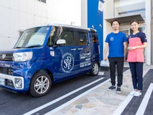 スタッフが並ぶ外観  