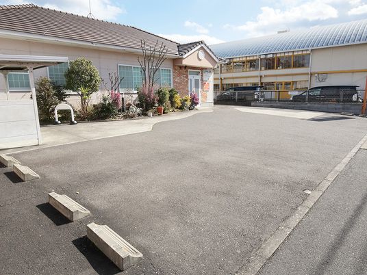 施設の外観と駐車場