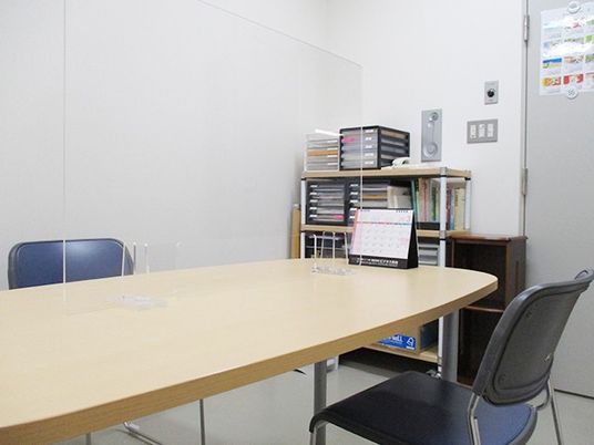 面談室の机と椅子  