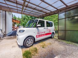 送迎車が停まる屋根付き駐車場  