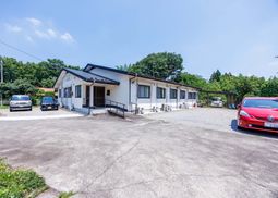 緑に囲まれた平屋外観  