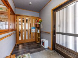 明るい玄関の出入口  
