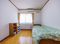 明るい個室の居室  