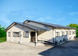 広々とした建物外観
