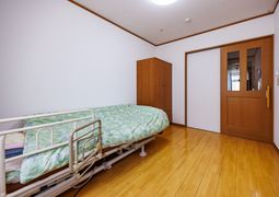 木床の個室居室です  