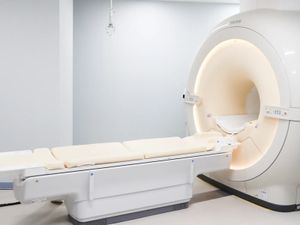 検査機器とベッドの室内  