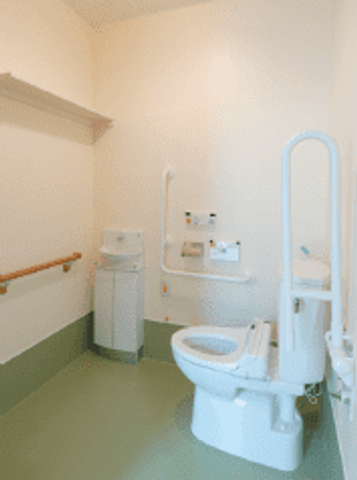 広いトイレの設備 トイレ 設備が充実した広々とした空間です。安全な手すりが設置されており、安心してご利用いただけます。