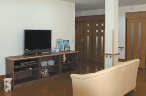 広々としたテレビ付きのリビング